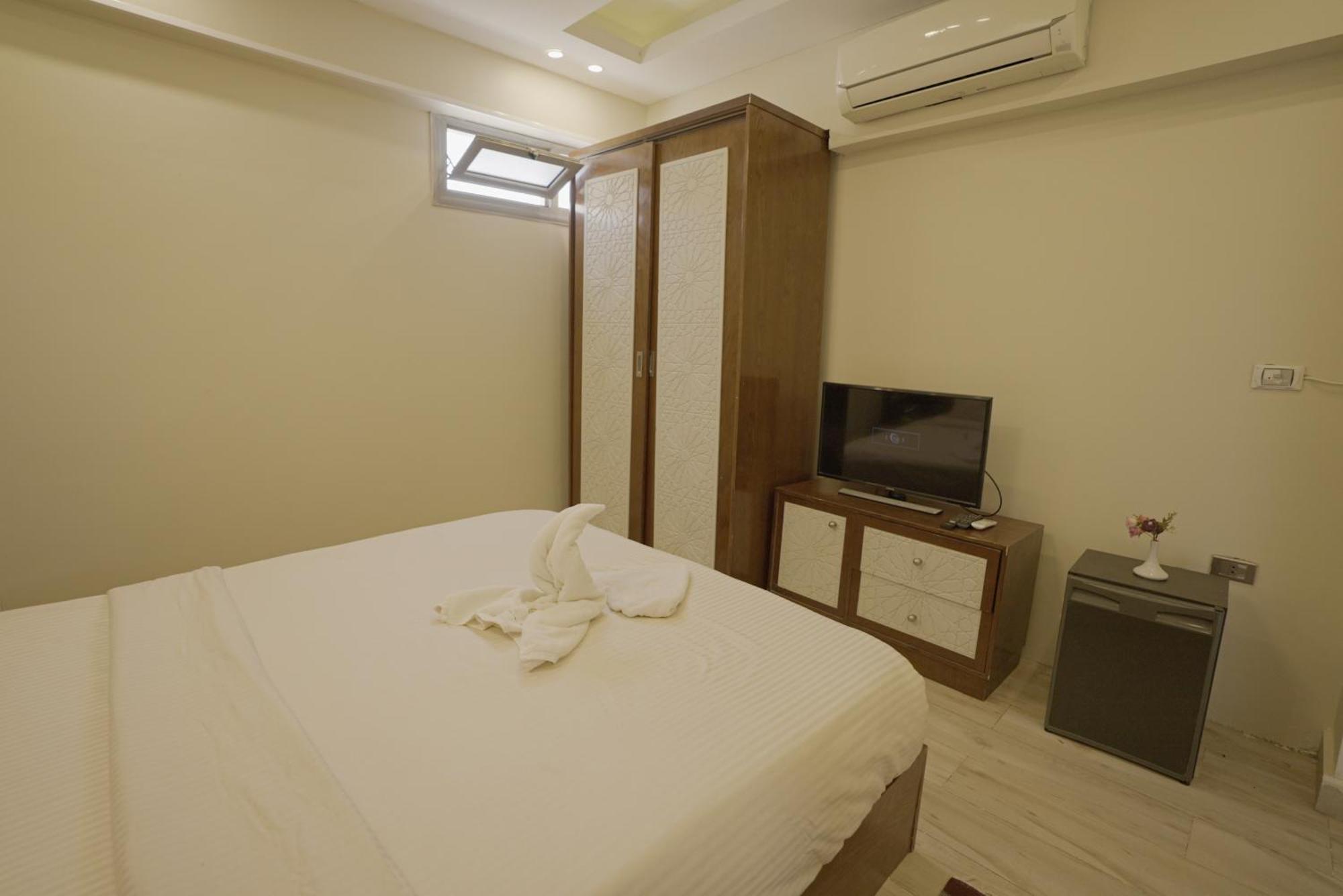 Queen Cleopatra Pyramids Hotel ไคโร ภายนอก รูปภาพ